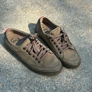 Fitflop True 'tennis shoe' shape ultra-light, flex Anatomicush™ midsoles size 8